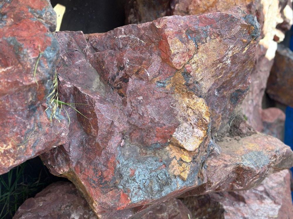 Камни для ландшафтного дизайна красно-фиолетовые 10-60 килограмм купить в Дзержинском