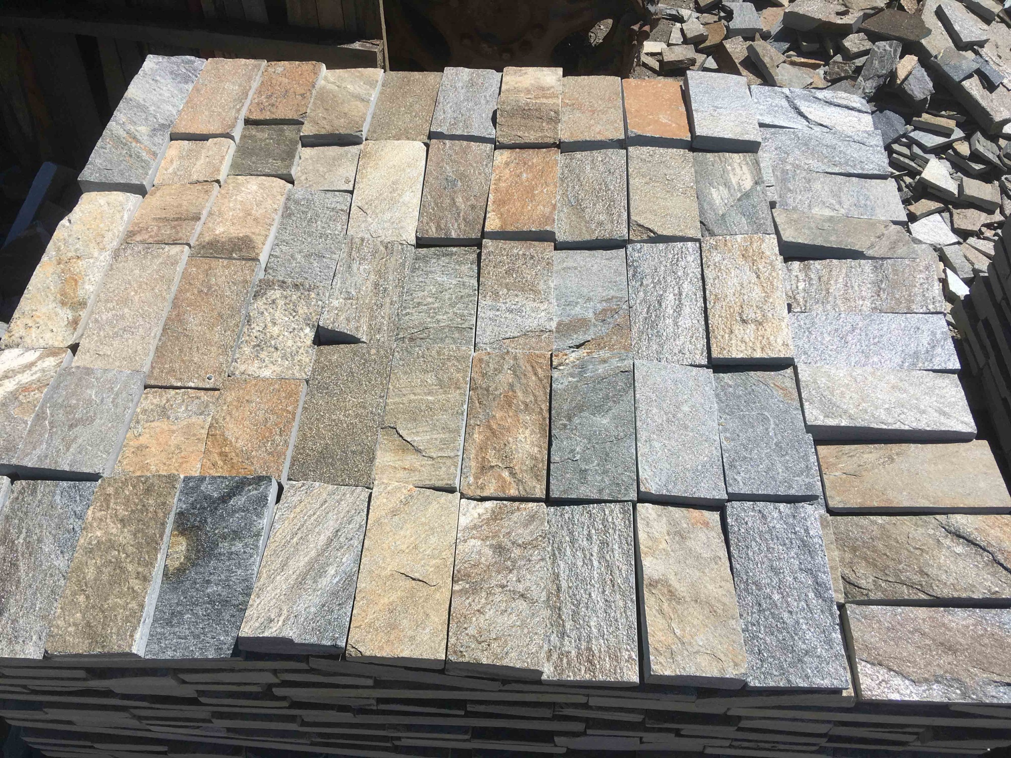 Плитка пилёная златолит Уральский для цоколя, отмостки купить в Дзержинском