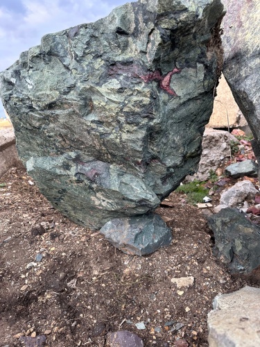 Гигантские зелёные валуны для ландшафтного дизайна весом более 5 тонн купить в Дзержинском