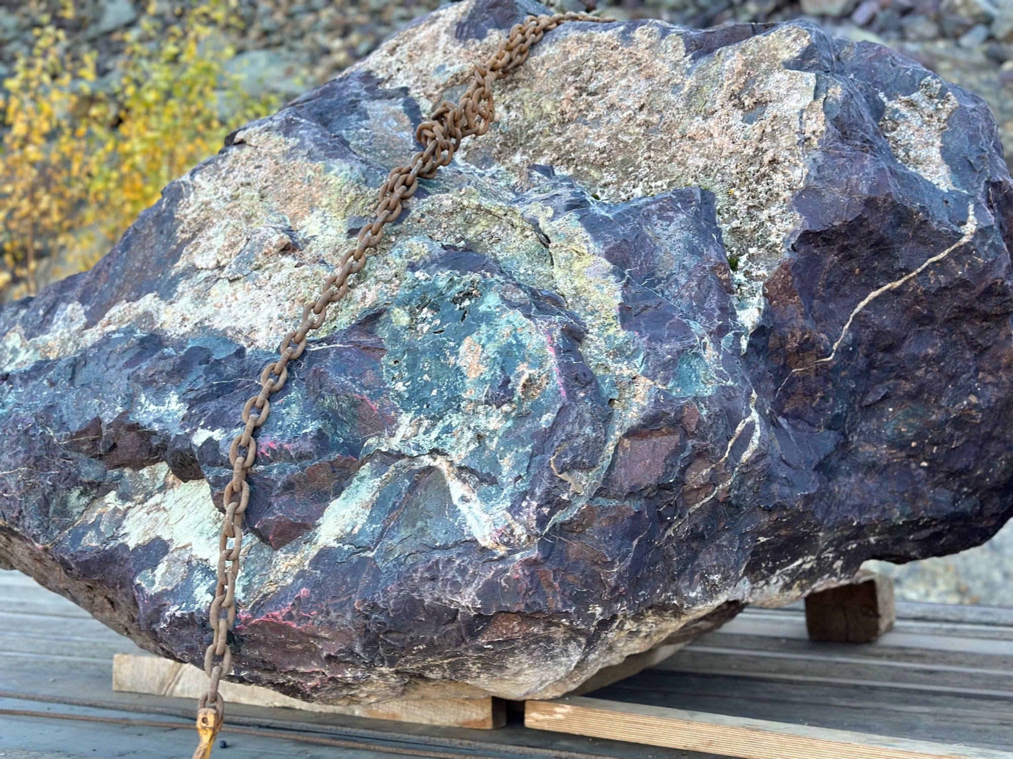 Огромные красно-фиолетовые валуны для ландшафтного дизайна весом более 5 тонн купить в Дзержинском