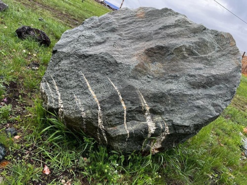 Гигантские зелёные валуны для ландшафтного дизайна весом более 5 тонн купить в Дзержинском