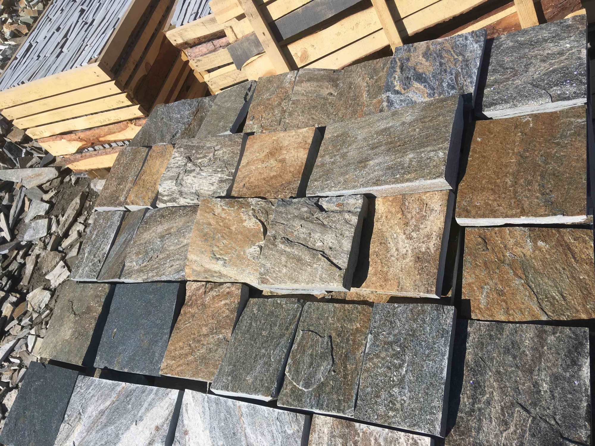 Плитка пилёная златолит Уральский для цоколя, отмостки купить в Дзержинском