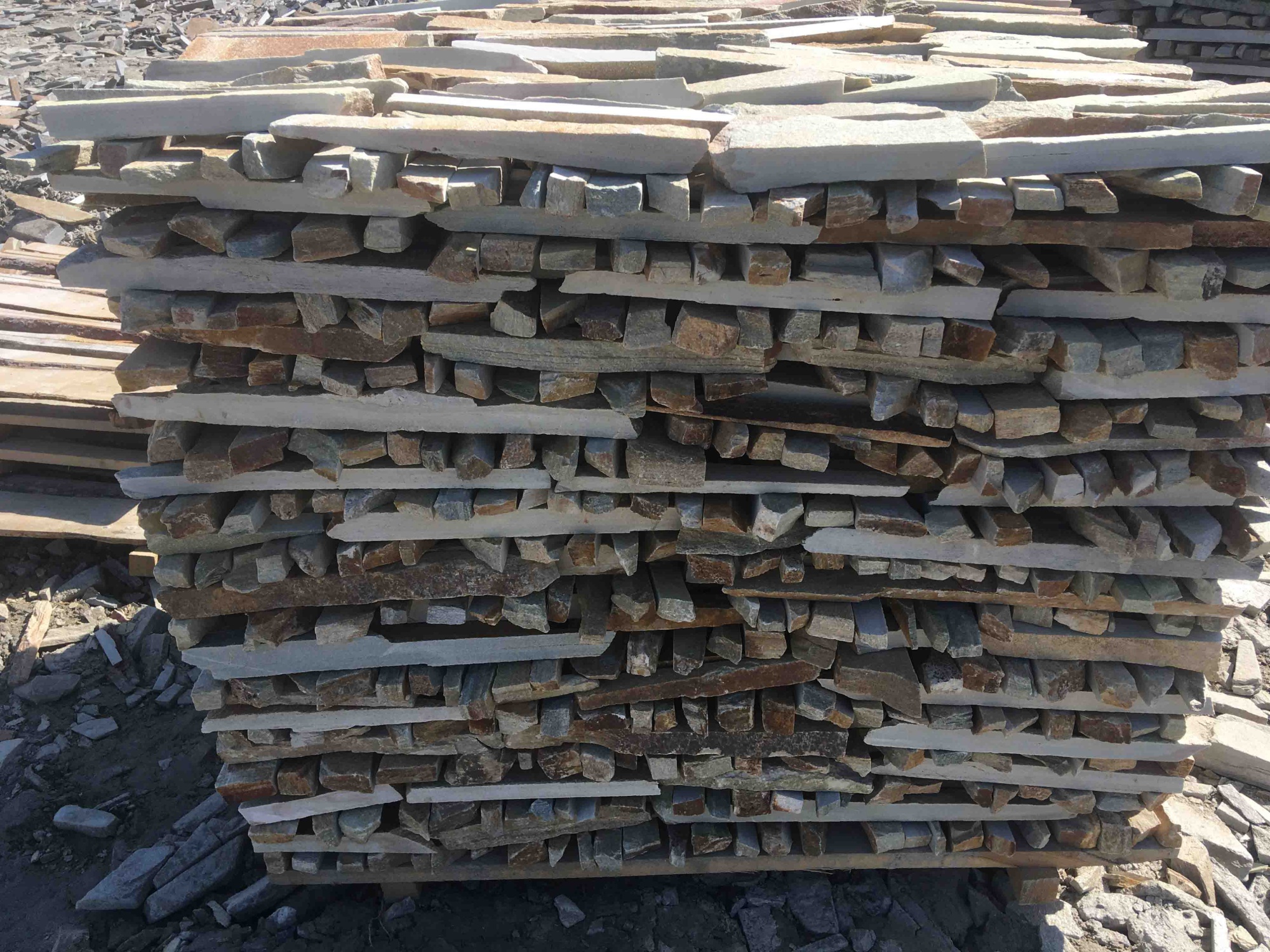 Горбушка златолит золотистый для облицовки купить в Дзержинском