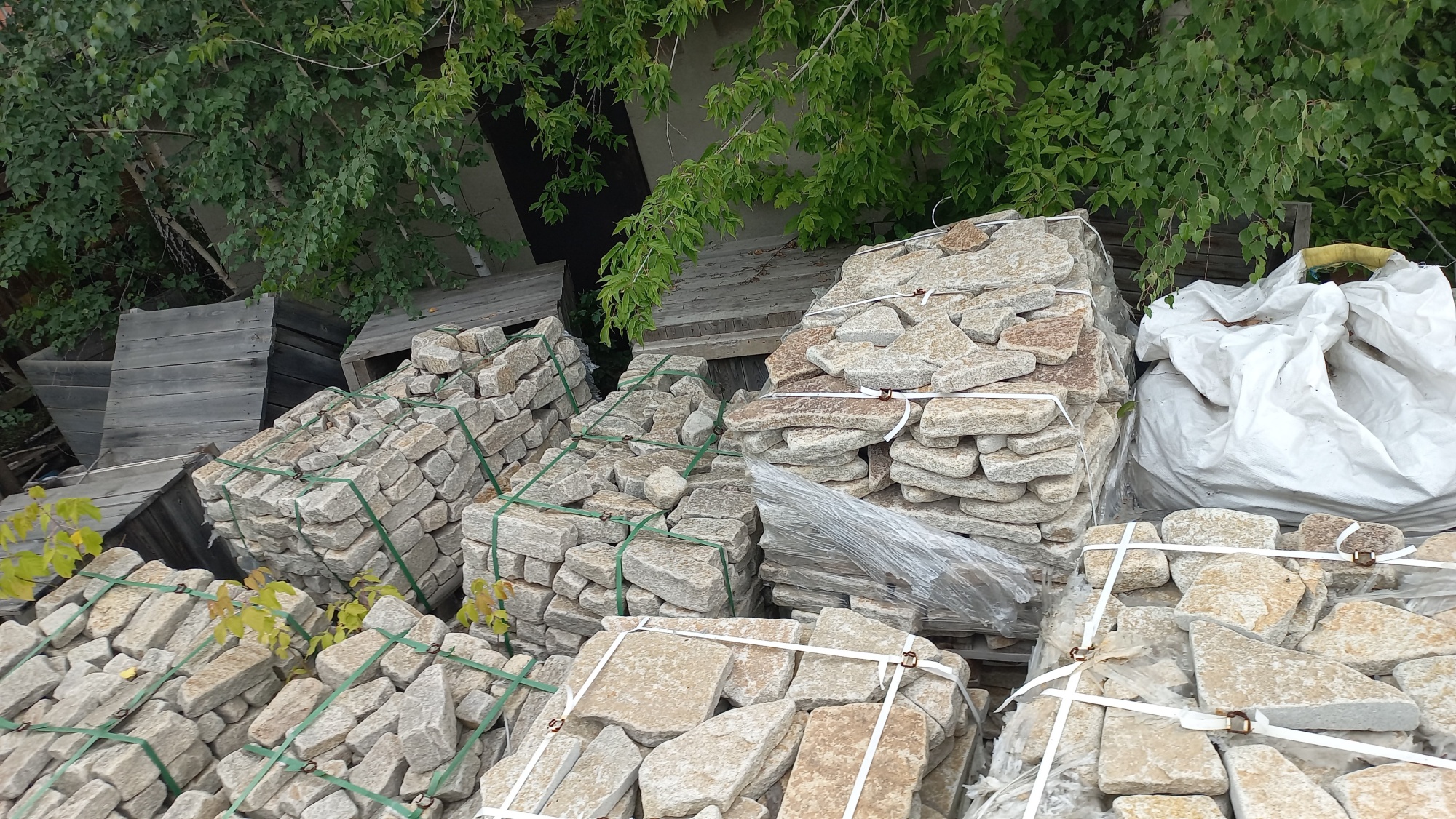 Плитняк гранитный галтованный купить в Дзержинском