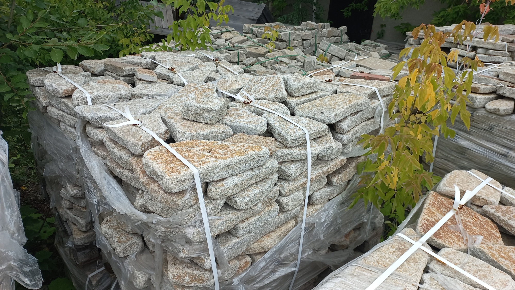 Плитняк галтованный гранитный для ландшафтного дизайна купить в Дзержинском