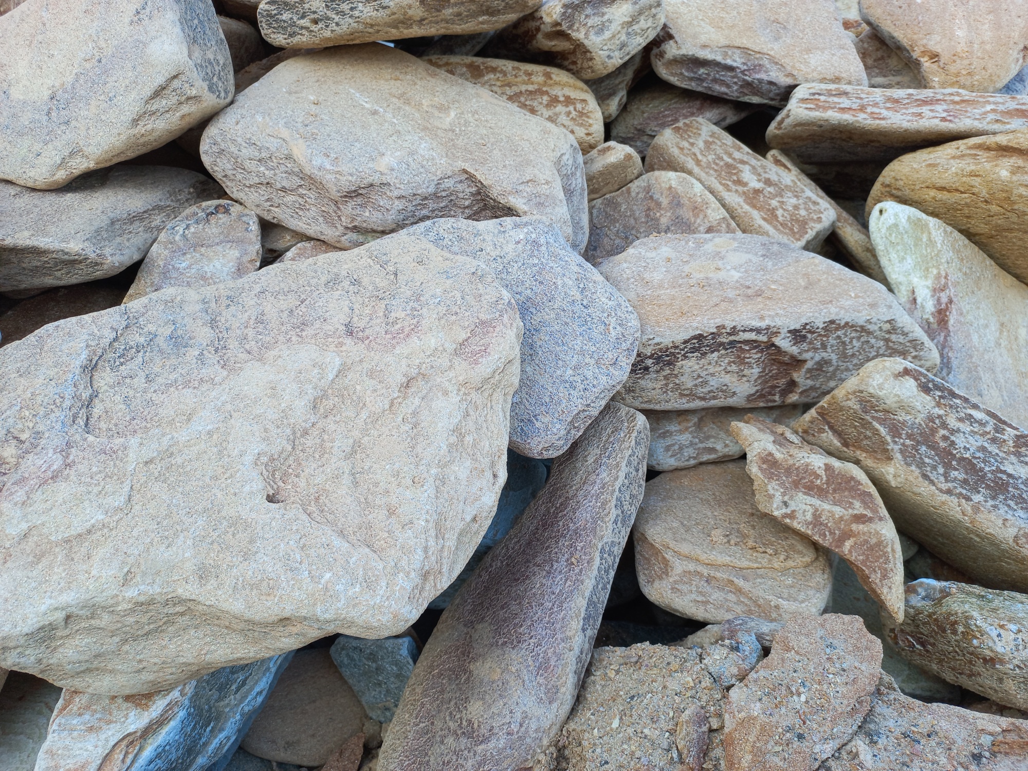 Златолит жёлтый, жёлто-зелёный глыбки и валуны для ланшафтного дизайна купить в Дзержинском