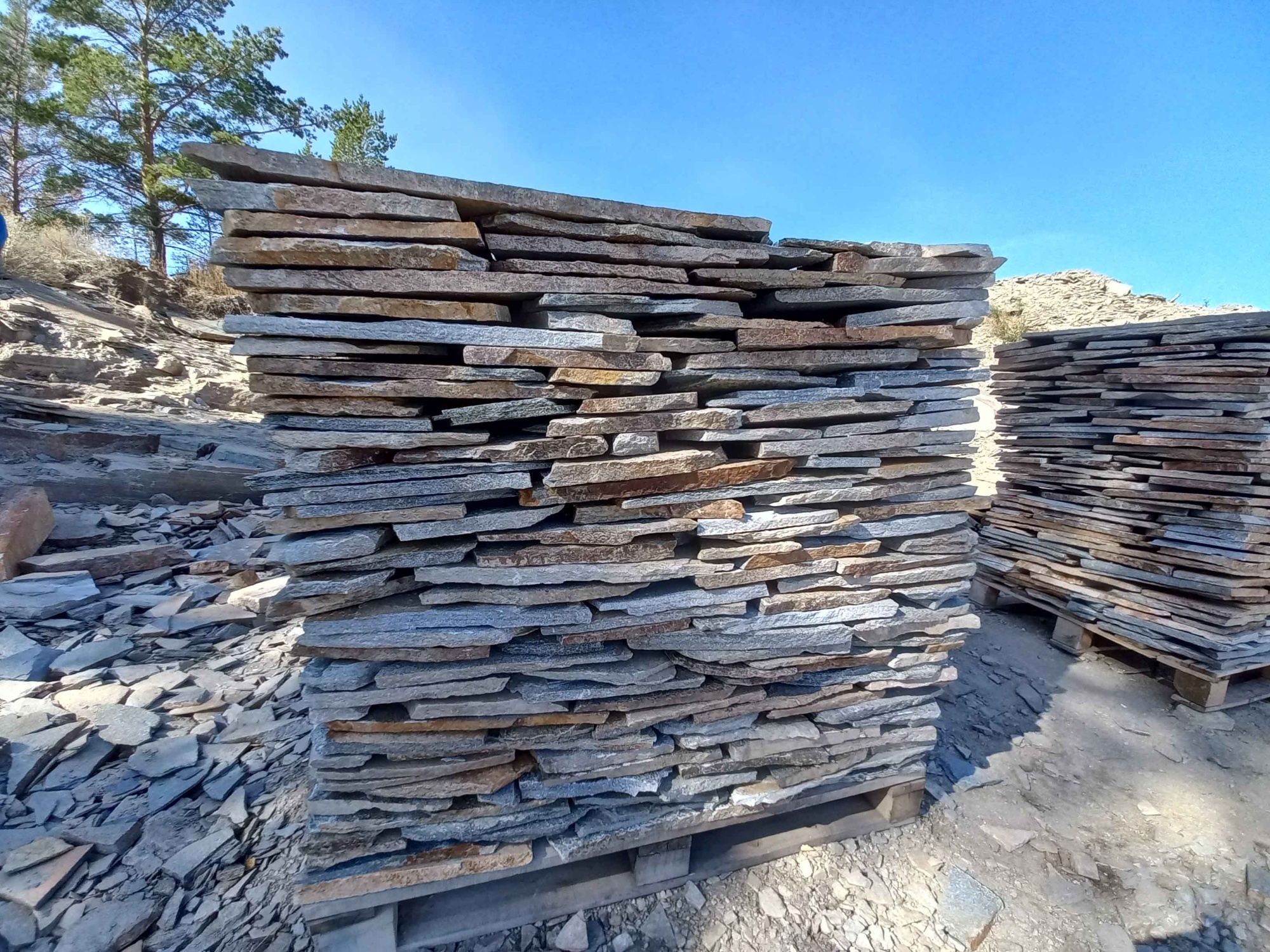 Плитняк златолит серебристый для фасада купить в Дзержинском