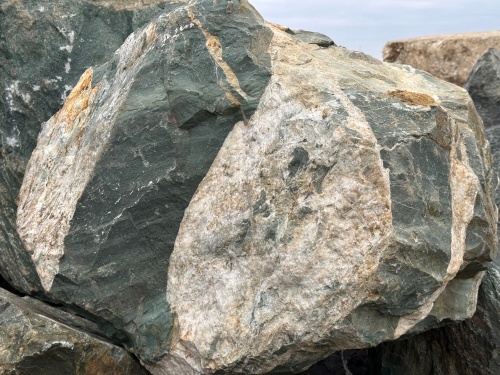 Гигантские зелёные валуны для ландшафтного дизайна весом более 5 тонн купить в Дзержинском