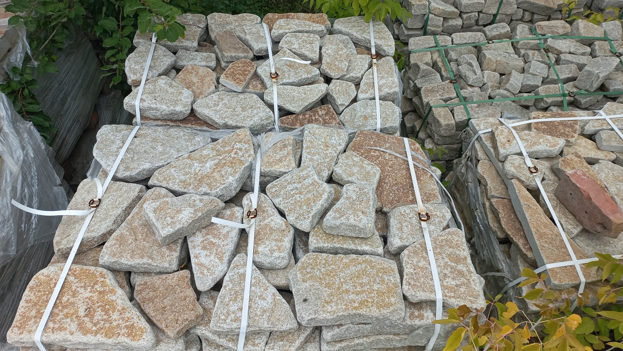 Гранитный плитняк галтованный для мощения купить в Дзержинском