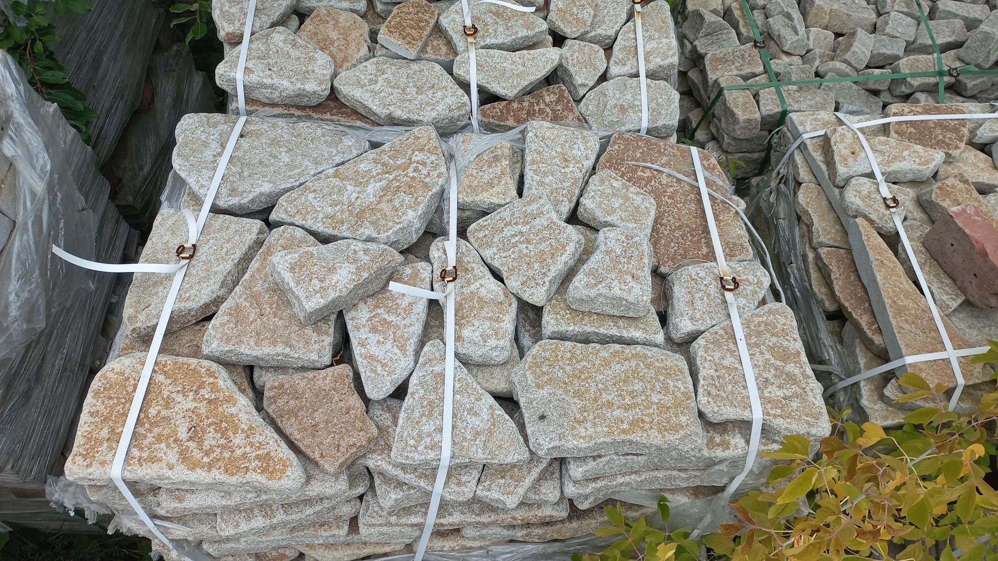 Плитняк галтованный гранитный для ландшафтного дизайна купить в Дзержинском