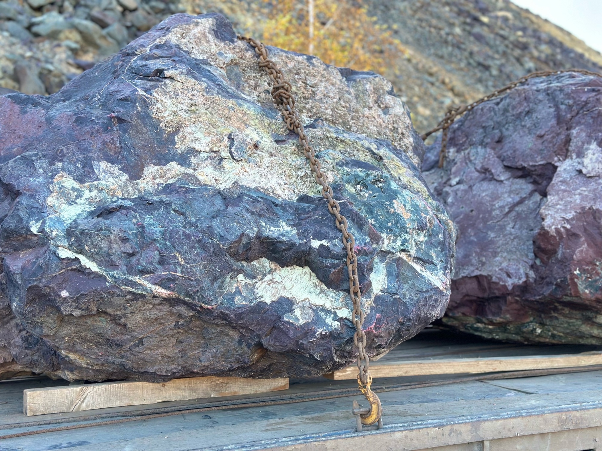 Огромные красно-фиолетовые валуны для ландшафтного дизайна весом более 5 тонн купить в Дзержинском