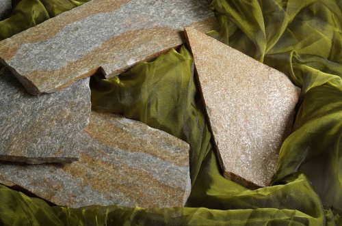 Плитняк златолит Уральский для цоколя, отмостки купить в Дзержинском